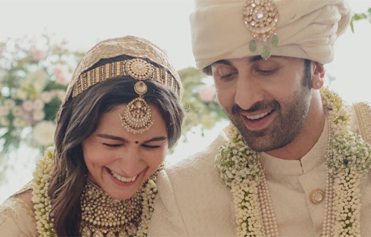 পেলব গোলাপির রোমান্স আর দুধ সাদার সংমিশ্রণের সাজ। এর রঙেই তৈরি সব্যসাচী মুখোপাধ্যায়ের নবদম্পতির পোশাক। সঙ্গে মানানসই কুন্দনের গয়না। গলায় টাটকা জুঁইয়ের মালা। ছবি: সংগৃহীত