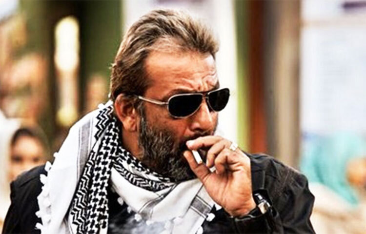 এরপর সঞ্জয় দত্ত। তার আত্মজীবনী পড়ে জানা যায়, কতটা প্রিয় নেশা ছিল তার ধূমপান। পরবর্তীকালে অসুস্থতার কারণে তিনি যখন সব ধরনের নেশা বন্ধ করতে বাধ্য হন। তখন সঞ্জয় বলেন, ‘আমি একবার যদি ধূমপান শুরু করি, তা হলে আমি শেষ হয়ে যাব।’ ছবি: সংগৃহীত