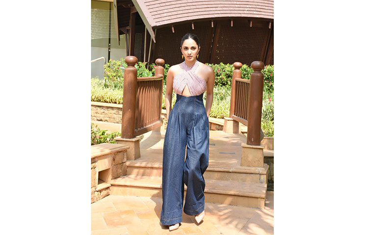 ভুল ভুলাইয়া-২ ছবির প্রচারে ঢোলা প্যান্ট ও আবেদনময়ী টপস পরেছেন কিয়ারা আদবানী। জানা গেছে তিনি গরমেও এই পোশাক পছন্দ করেন। ছবি: সংগৃহীত