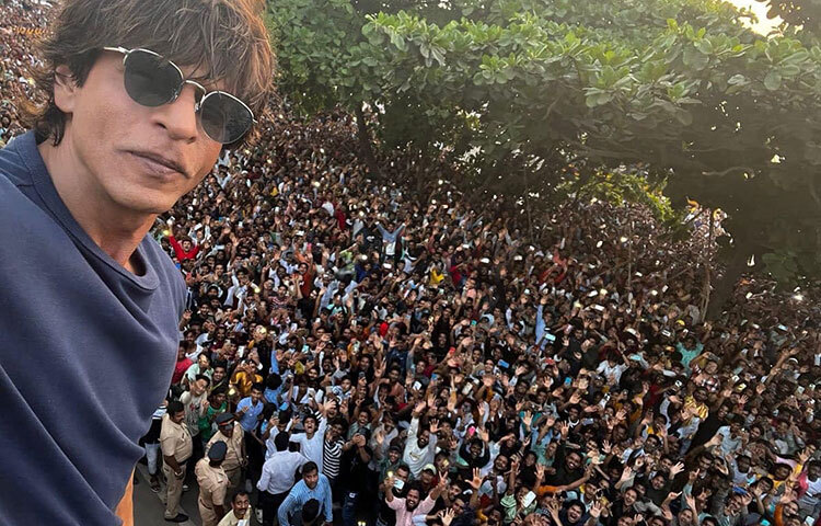 শাহরুখ খান অবশ্য এবছরের ঈদ পরিবারের সব সদস্যের সঙ্গে বাড়িতেই উদযাপন করেছেন। সকালে বাড়ির বারান্দা থেকে ভক্তদের সঙ্গে শুভেচ্ছা বিনিময় করেছেন। তুলেছেন সেলফিও।  ছবি: সংগৃহীত