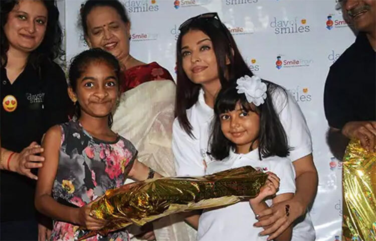 সমাজকল্যাণমূলক বিভিন্ন কাজের সঙ্গেও তিনি যুক্ত রয়েছেন। কন্যা আরাধ্যার সঙ্গে এই ধরনের বিভিন্ন অনুষ্ঠানে যেতে দেখা গিয়েছে সাবেক এ বিশ্বসুন্দরীকে। ছবি: সংগৃহীত