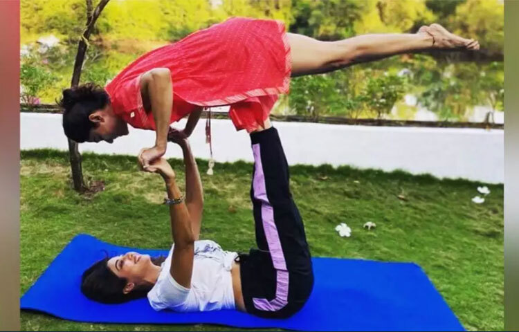 তারপর থেকেই তিনি নিয়মিত যোগাসন করেন। এমনকি, শরীর সুস্থ রাখার জন্য ব্যায়াম, যোগাসন, ডায়েট সম্পর্কিত বিষয় এবং তার উপকারিতার সম্পর্কে নেটমাধ্যমে প্রশিক্ষণও দেন তিনি। ছবি: সংগৃহীত