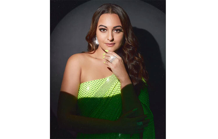 এর পাশাপাশি ঘাম ঝরাতে এক্সারসাইজের কড়া রুটিন মেনে চলেন। সকালে উঠেই অভিনেত্রী গ্রিন টি খেয়ে দিন শুরু করেন। এরপর ব্রেকফাস্টে হলো হুইট টোস্ট, দুধ অথবা সিরিয়াল খান। আর দুপুরে সোনাক্ষী পছন্দ করেন হাতে গড়া রুটি, তরকারি এবং স্যালাড। আর ডিনারটা বেশ তাড়াতাড়িই সারেন নায়িকা। রাতের খাবারে তিনি পছন্দ করেন ডাল, তরকারি, চিকেন এবং মাছ। ছবি: সংগৃহীত