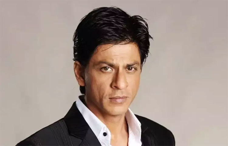 বলিউডের ‘কিং খান’-এর উচ্চতাও অনেকটা কম। শুনতে অবাক লাগলেও এটা সত্যি। বড় পর্দার আগমনের মাধ্যমে নয়, দর্শকদের মন শাহরুখ জয় করতে শুরু করেছিলেন অনেক আগে থেকেই। ছোট পর্দায় ‘ফৌজি’, ‘সার্কাস’ প্রভৃতি হিন্দি ধারাবাহিকে তাকে প্রথম দেখা যায়। ১৯৯২ সালে ঋষি কাপুর ও দিব্যা ভারতীর সঙ্গে তিনি বড় পর্দায় প্রথম অভিনয় করেন। তবে তার উচ্চতা ছয় ফুটের চেয়ে অনেকটা কম। বলিউড বাদশাহর উচ্চতা পাঁচ ফুট পাঁচ ইঞ্চি। ছবি: সংগৃহীত