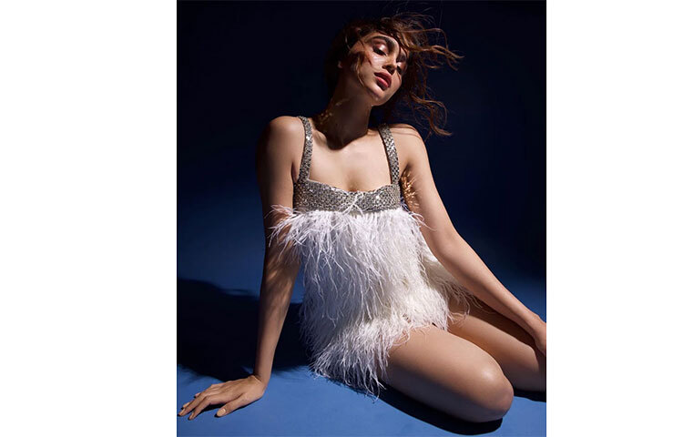 ফেদার ড্রেসেও নজরকাড়া ফোটোশুট। শর্বরী বেশ ফ্যাশন সচেতন। ছবি: সংগৃহীত