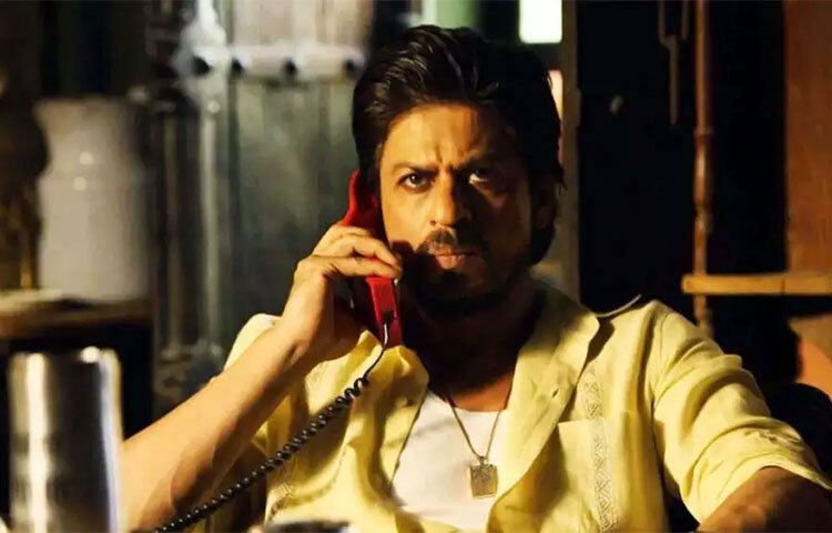 সাফল্যের চূড়ায় থাকা শাহরুখের কাছে বেশির ভাগ সময়েই প্রাণনাশের হুমকি আসে। এমনকি তাকে একটি ছবিতে অভিনয় করতে রাজি করানোর জন্যও এক কুখ্যাত অপরাধী শাহরুখকে মেরে ফেলার হুমকি দেন। ছবি: সংগৃহীত