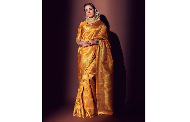 হলুদ বেনারসির সাজে কঙ্গনা রানাউত। ছবি: সংগৃহীত