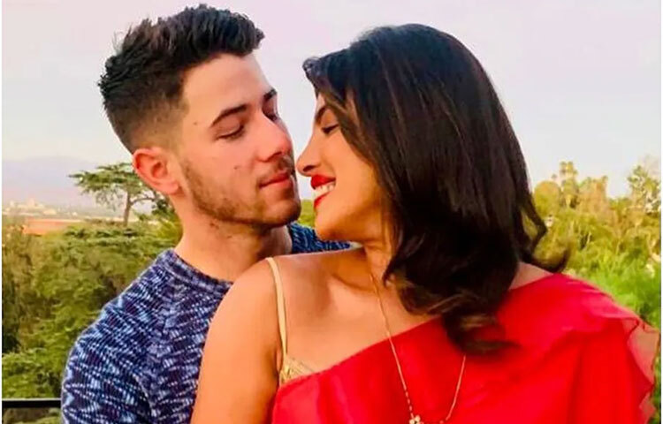 একাধিক বলিউড দম্পতি সারোগেট মায়ের সাহায্য নিয়েছেন। তাদের মধ্যে অন্যতম প্রিয়াঙ্কা চোপড়া-নিক জোনাস। জানুয়ারি মাসে তাদের কন্যাসন্তান মালতী মেরি চোপড়া জোনাসের জন্ম দেন সারোগেট মা। ছবি: সংগৃহীত