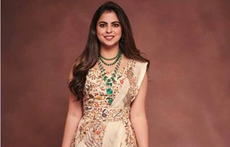 অনামিকার পোশাক ভাণ্ডার থেকে মুকেশকন্যা ঈশা বেছেছিলেন জাম্পস্যুট। হালকা কমলা, গোলাপি আর নীলের কম্বিনেশনে জাম্পস্যুট জুড়ে এম্ব্রয়ডারি।