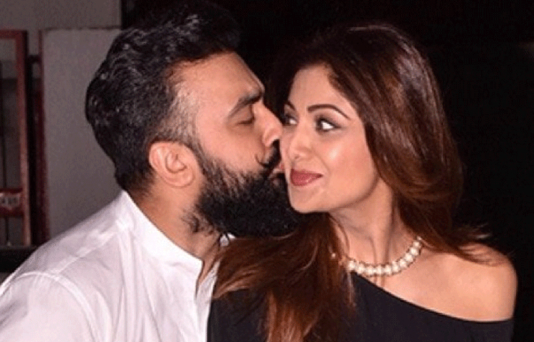 ফেং শুই এবং বাস্তুশাস্ত্র মেনে বাড়ি সাজানো হয়েছে। ড্রয়িং থেকে শুরু করে বেড রুম, সব ক্ষেত্রেই মাথায় রাখা হয়েছে ফেং শুই এবং বাস্তুশাস্ত্রকে।