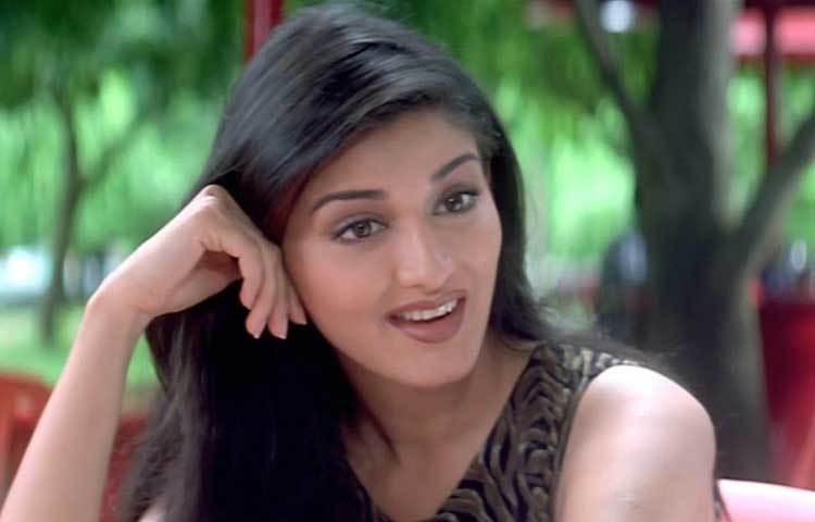 স্কুল শেষ করার পর থেকেই মডেলিং করতে শুরু করেন সোনালি। ক্যারিয়ার মডেলিং দিয়ে শুরু হলেও এই সময়ই টুকটাক কিছু বিজ্ঞাপনী ছবিতেও কাজের অফার আসতে থাকে।