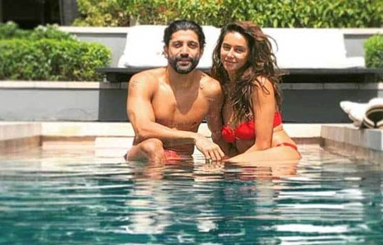 ফারহান আখতার এবং শিবানি দান্ডেকর: এই জুটি কখনো প্রকাশ্যে নিজেদের সম্পর্কের কথা স্বীকার করেননি। কিন্তু তাদের একসঙ্গে ছুটি কাটানোর ছবিতেই সব স্পষ্ট করে দিয়েছে।