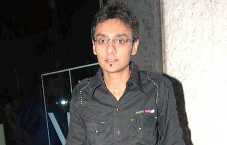 ধিলিন মেহতা: ধিলিন মেহতার অষ্টবিনায়ক সিনে ভিশন ‘ব্লু’, ‘গোলমাল’, ‘দবং’, ‘জব উই মেট’-এর মতো ফিল্মের প্রযোজনা করেছে। তার সম্পত্তির পরিমাণ ১০০ কোটিরও বেশি বলে মনে করা হয়।