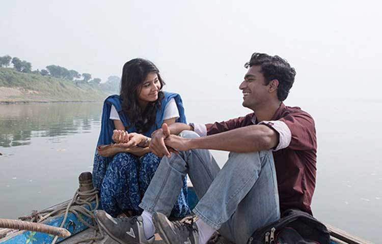 মাসান: ২০১৫ সালের ফিল্ম এটা। চিত্রনাট্যই হল ছবির নায়ক। আর এ ছবির প্রকৃত নায়ক যদি বলতে হয়, তা অবশ্যই চিত্রনাট্য। সঙ্গে ছিল ভিকি কৌশলের অনবদ্য অভিনয়। এই দুইয়ের মিশেলে ‘মাসান’ প্রতিটি ফিল্মপ্রেমীর হৃদয়ে গাঁথা হয়ে রয়েছে।