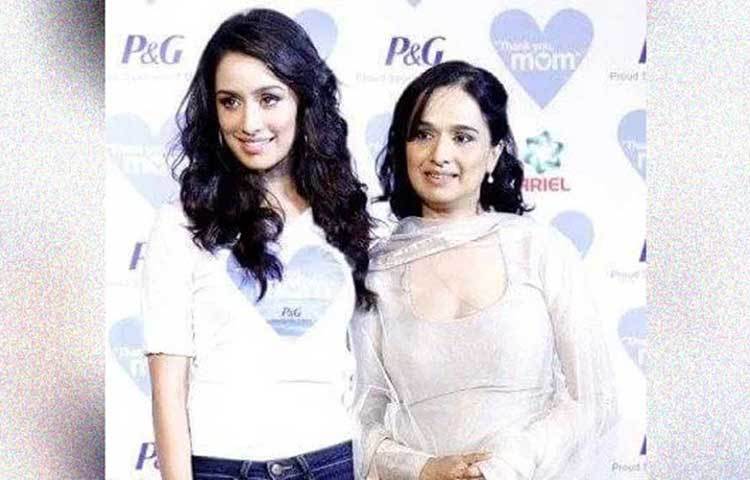 শিবাঙ্গী কোলাপুরি। অনেক বলিউড ফিল্মেই তাকে দেখা গিয়েছে। এক সময়ে ফিল্মে মুখ্য ভূমিকায় ছিলেন তিনি। সেই শিবাঙ্গী কোলাপুরির মেয়ে শ্রদ্ধা কাপুর।