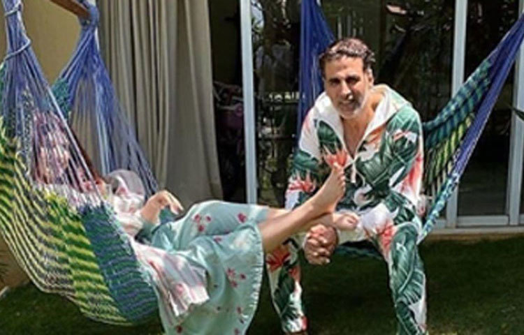 ‘সূর্যবংশী’-র শুটিংয়ে ব্যস্ত ছিলেন অক্ষয় কুমার। শুটিং বন্ধ। তাই নিয়ম-বিধি মেনে আপাতত ঘরবন্দি তিনিও। স্ত্রী টুইঙ্কল খন্না এবং সন্তানদের সঙ্গে কোয়ালিটি টাইম কাটাচ্ছেন।