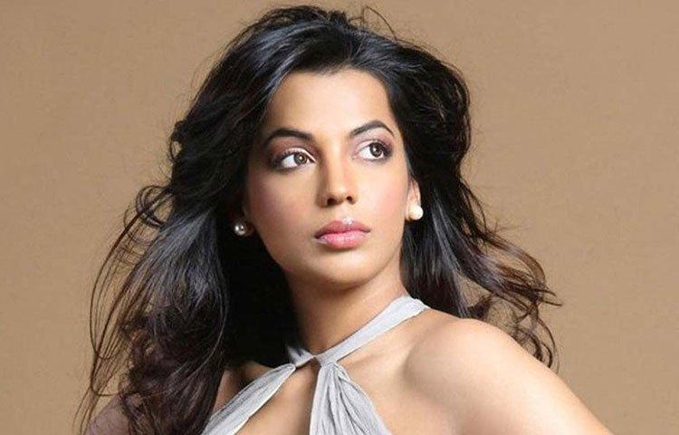 একই অবস্থা আর এক নায়িকা মুগ্ধা গডসেরও। ‘ফ্যাশন’ ছবির নায়িকাও এই আবাসনের বাসিন্দা।