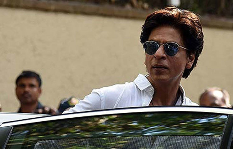 শাহরুখ যে তার প্রতিশ্রুতি রেখেছেন তা গৌরী খান নিজের ইনস্টাগ্রামে সেই ছবি শেয়ার করে বুঝিয়ে দিয়েছেন। এর আগে সাহায্যে এগিয়ে না আসার জন্য সোশ্যাল মিডিয়ায় শাহরুখ খানকেও অনেক সমালোচনার মুখোমুখি হতে হয়েছে।