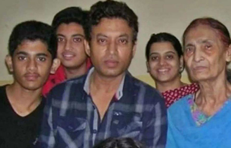 মুম্বাইয়ে অভিনয় শুরু দূরদর্শনের সিরিয়াল দিয়ে। ‘চাণক্য’, ‘ভারত এক খোঁজ’, ‘চন্দ্রকান্তা’ ধারাবাহিকে প্রথম থেকেই নজর কেড়েছিলেন তিনি। দর্শকমনে দাগ রেখে যাওয়ার ধারা বজায় থাকল বেসরকারি চ্যানেলের সিরিয়ালের অভিনয়েও।