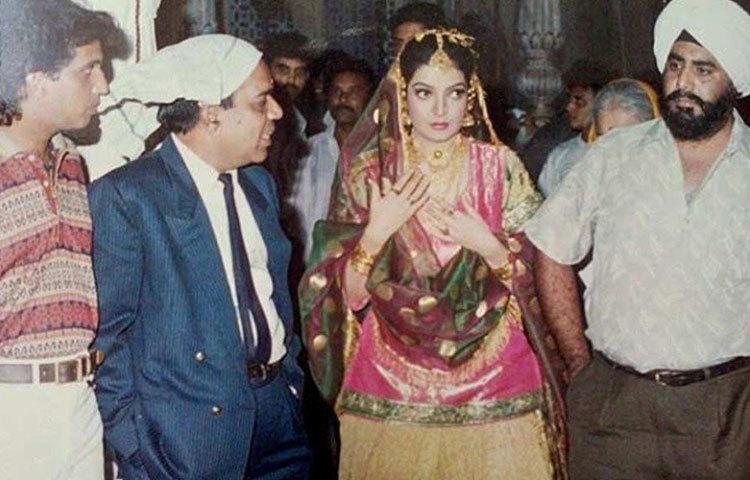 তার আগে ১৯৮৬ সালে তিনি অভিনয় করেছিলেন ‘শর্ত’ ছবিতে। তবে সেখানে তাকে দেখা গিয়েছিল একজন মডেলের ভূমিকাতেই।