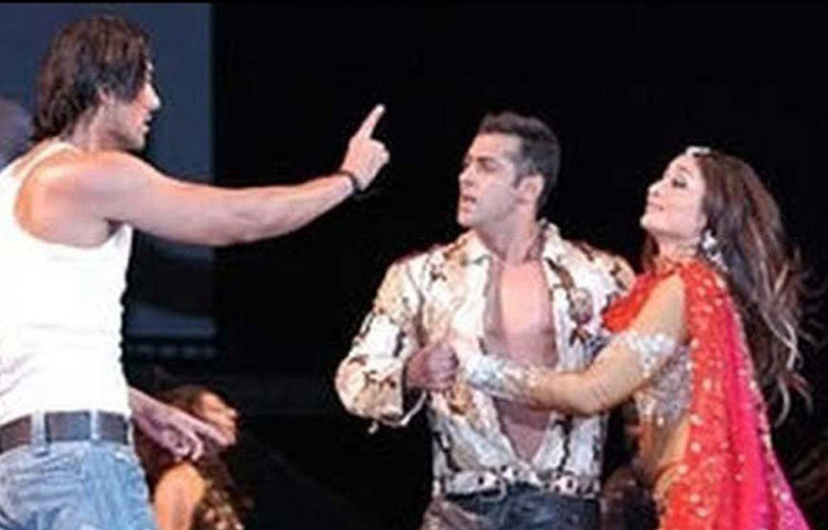 সে সময় সালমান ‘রকস্টার’ নামক এক আন্তর্জাতিক ট্যুরে যাচ্ছিলেন। জনকেও তিনি অনুরোধ করেন সেই ট্যুরে তার শরিক হতে। তারকাখচিত ট্যুর। রাজি হয়ে গেলেন জনও।