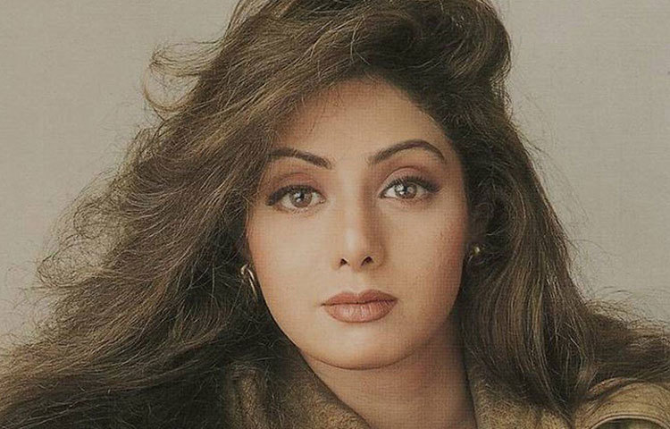 শ্রীদেবী: ২০১৮ সালের ২৪ ফেব্রুয়ারি মারা যান শ্রীদেবী। দুবাইয়ের এক সাততারা হোটেলের বাথটব থেকে অচৈতন্য অবস্থায় উদ্ধার করা হয় তাকে। হাসপাতালে নিয়ে গেলে ডাক্তাররা মৃত বলে ঘোষণা করেন। পোস্টমর্টেম রিপোর্টে লেখা ছিল, জলে ডুবে মৃত্যু।