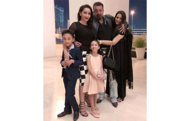 সঞ্জয় দত্তের বয়স ৫১ যখন স্ত্রী মান্যতা জন্মদিলেন যমজ সন্তানের।