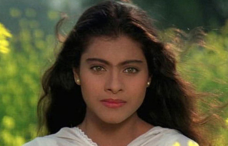 আদিত্য চোপড়ার সঙ্গে রানির প্রেমের সম্পর্কের জন্য নাকি মাসুল দিতে হয়েছে কাজলকে। কারণ রানির প্রভাবে নাকি কাজলের থেকে মুখ ফিরিয়ে নেয় যশরাজ ফিল্মস।