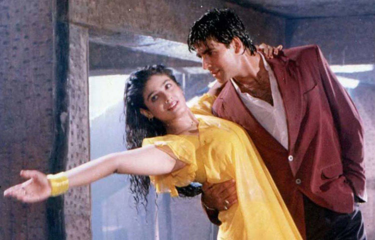 রাবিনার পরনে হলুদ শাড়ি। সেই শাড়িতে বৃষ্টিভেজা অভিনেত্রী নাচে মাত করেছিলেন। অক্ষয়ের সঙ্গে নায়িকার জনপ্রিয় গান ‘টিপ টিপ বরসা পানি’ আজও একইরকম জনপ্রিয় দর্শকদের কাছে।