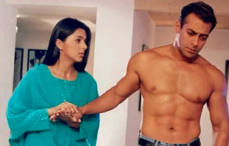 ভূমিকা চাওলা: সালমান খানের সঙ্গে ‘তেরে নাম’ সিনেমার মাধ্যমে বলিউডে পা রেখেছিলেন ভূমিকা চাওলা। কিন্তু এরপর তার আর কোনো সিনেমাই বক্সঅফিসে সেভাবে সাড়া ফেলতে পারেনি। শেষবার তাকে দেখা গিয়েছিল সুশান্ত সিংহ রাজপুতের সিনেমা ‘এমএস ধোনি’-তে।