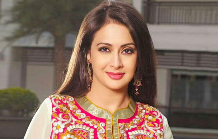 বড় পর্দায় প্রথম সুযোগ দক্ষিণী ইন্ডাস্ট্রিতে। তামিল, তেলুগু ও মালয়লম ভাষায় পরপর তিনটি ছবি করার পরে অবশেষে ডাক বলিউড থেকে। প্রথম ছবিতেই যশরাজের ব্যানার। ২০০০ সালে মুক্তি পেলো প্রীতির প্রথম হিন্দি ছবি ‘মহাব্বতে’।