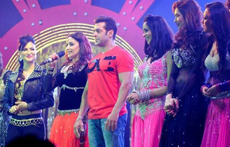 তবে ভাট পরিবারের ক্ষেত্রে বিষয়টি একেবারেই তা নয়। ভাট পরিবারের সঙ্গে কাজ না করার পিছনে আসলে লুকিয়ে রয়েছে অন্য কারণ।