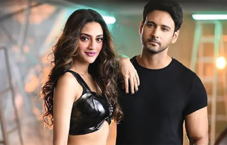 কিন্তু দাম্পত্যের নতুন দিনের রেশ কাটতে বেশি দিন লাগেনি। তার মাঝেই আবার প্রেমে পড়েন নুসরাত। অভিনেতা যশ দাশগুপ্তের সঙ্গে নাম জড়িয়েছে তার। তার আগে থেকেই পর্দায় দু’জনের সমীকরণ নিয়ে দর্শকদের মধ্যে মাতামাতি ছিল। পর্দার প্রেম ধীরে ধীরে বাস্তবে পরিণত হলো। একসঙ্গে ছবিতে কাজ করতে গিয়েই যশের প্রেমে পড়েন নুসরাত। ছবি: সংগৃহীত