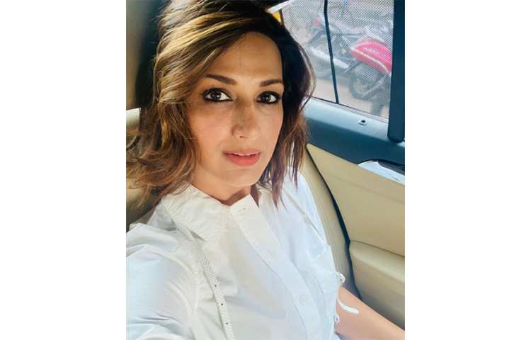 এখন তার বয়স ৪৬। তারপর ২০১৮ সালে ক্যান্সার ধরা পড়ার পর অনেক ঝড় বয়ে গিয়েছে অভিনেত্রী সোনালি বেন্দ্রের উপর দিয়ে, এখন অবশ্য তিনি ক্যান্সার মুক্ত। তবে তারপরেও যেন বছর তারুণ্যের সোনালির চেহারায়। ছবি: সংগৃহীত