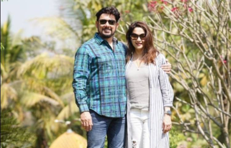 শুধু বলিউডের বাইরে নয়, একেবারে দেশের বাইরে প্রেম খুঁজে পান অভিনেত্রী মাধুরী দীক্ষিত। আমেরিকার ডা. শ্রীরাম মাধব নেনেকে বিয়ে করেন অভিনেত্রী। ছবি: সংগৃহীত