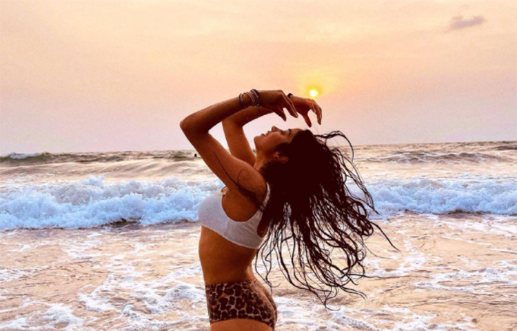 বিকিনি লুকে কিছুদিন আগেই সোশ্যাল মিডিয়ায় ঝড় তুলেছিলেন জাহ্নবী কাপুর। সমুদ্র স্নানে মেতেছেন তিনি। ছবি: সংগৃহীত