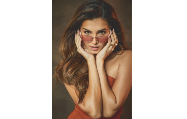 পোশাকের কমলা শেডস, স্টাইল আরও বাড়িয়েছে সুতারিয়ার। ছবি: সংগৃহীত