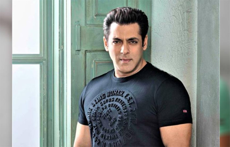 বলিউড তারকাদের কথা হবে আর ভাইজানের প্রসঙ্গ আসবে না, তা তো হয় না! এই সুপারস্টার সুলতান ছবির জন্য ১০০ কোটি রুপি নিয়েছিলেন বলে শোনা যায়। এ ছাড়া ‘টাইগার জিন্দা হ্যায়’ ছবির জন্যও ১০০ কোটি রুপি পারিশ্রমিক নিয়েছিলেন তিনি। ছবি: সংগৃহীত