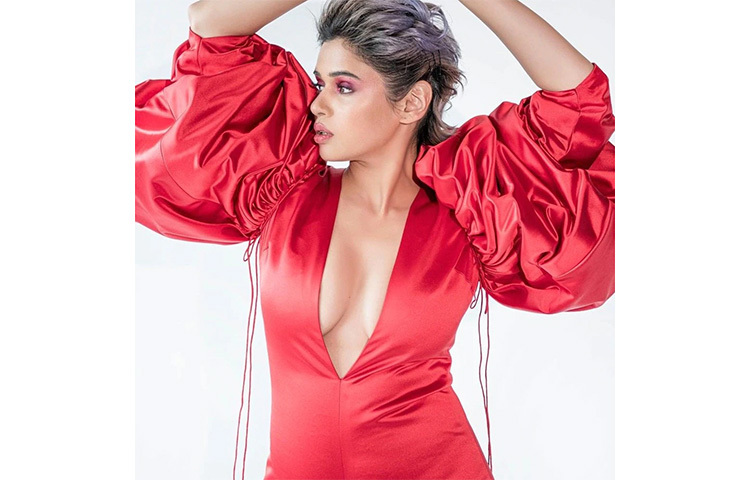 ‘লট লগ গই’, ‘বলম পিচকারি’-র মতো গানের মাধ্যমে বলিউডে নিজের জায়গা করে নিয়েছেন শাল্মলী খোলগড়ে। তার স্টাইল স্টেটমেন্ট সত্যিই নজরকাড়া। ছবি: সংগৃহীত