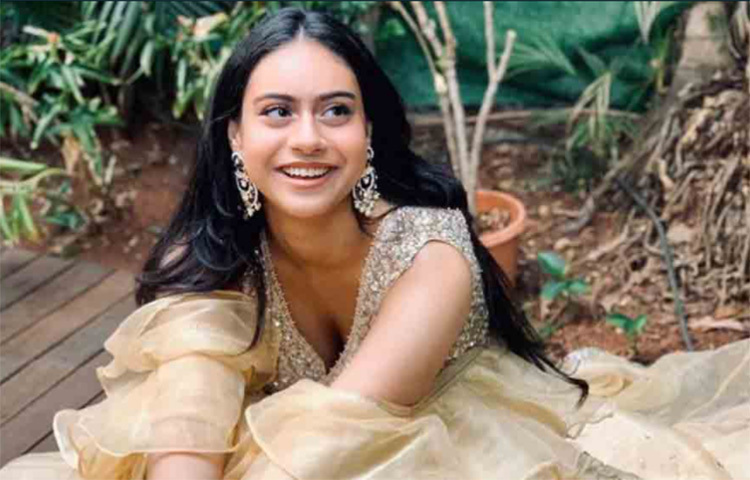 অষ্টাদশী নায়সা কি ছবিতে অভিনয় করবেন? এ নিয়ে সরাসরি কিছু বলেননি তার মা-বাবা। এমনকি, মুখ খোলেননি খোদ নায়সাও। তিনি এখন সিঙ্গাপুরের স্কুলে পড়াশোনায় ব্যস্ত। তারই ফাঁকে তাকে দেখা যায় ইনস্টাগ্রামে। ছবি: সংগৃহীত