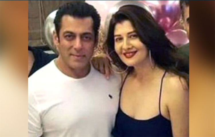 সালমান খান এবং সঙ্গীতা বিজলানি: সালমান খানের সঙ্গে একাধিক নায়িকার সম্পর্কের কথা শোনা গেলেও কোনোটিই বিয়ে পর্যন্ত গড়ায়নি। শোনা যায়, সঙ্গীতা বিজলানির সঙ্গে নাকি সালমানের বাগদান পর্যন্ত হয়েছিল। সালমানের অভিনয় জীবন তখন সবে শুরু। সঙ্গীতার প্রেমে হাবুডুবু খেতেন সালমান। ছবি: সংগৃহীত