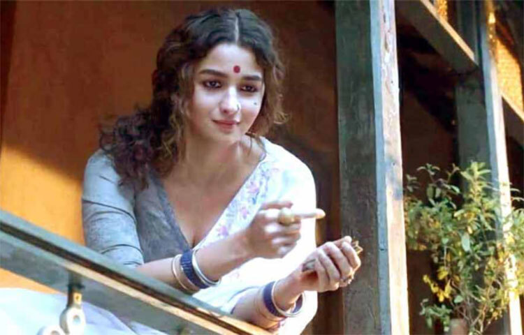 সালমানকে নিয়ে এতো বিনয়ী হওয়ার প্রয়োজন নেই বানশালির। কানাঘুষোয় এমনও শোনা যাচ্ছে। হবে না-ই বা কেন! মুক্তির দুসপ্তাহেই ১০০ কোটির দিকে এগোচ্ছে তার ‘গঙ্গুবাঈ’। তুমুল সাফল্যের পর তিনি সোজা ব্যাটে খেলবেন, এটাই প্রত্যাশিত। তবে সে পথে হাঁটেননি বানশালি। ছবি: সংগৃহীত