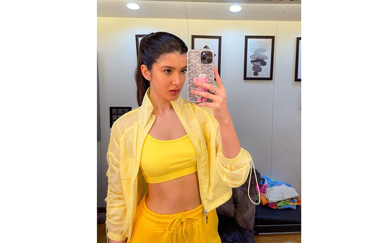 হলুদ জিমওয়্যারে উজ্জ্বল লুকে শানায়া কাপুর। ছবি: সংগৃহীত