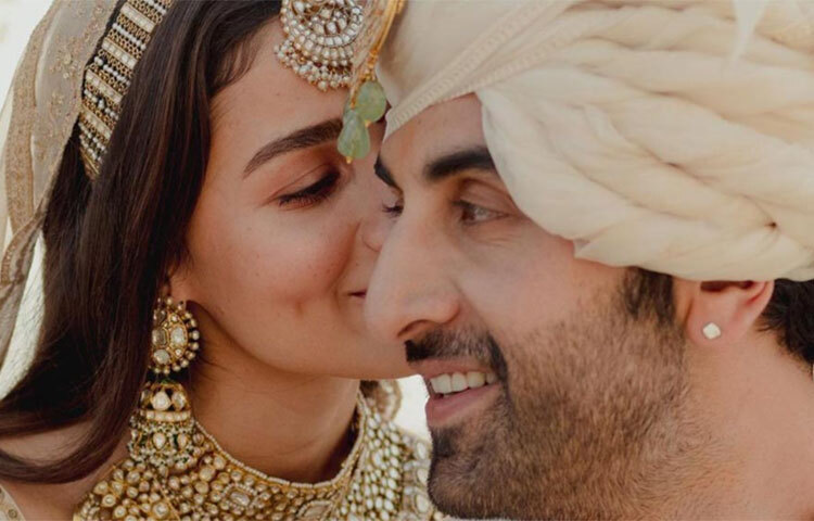 সেই আবেশ ছড়িয়ে পড়েছিল বর-বধূর চেহারায়। বিয়ের ফাঁকেই তাই চলেছে প্রেমালাপ। কানে কানে কথা। আলিয়ার অধর ছুঁয়েছে রণবীরের লালচে রাঙা গাল। ছবি: সংগৃহীত