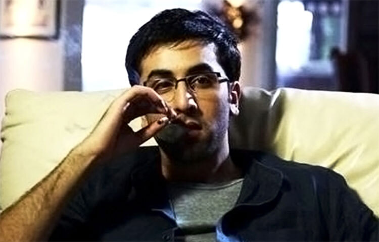 দেরিতে হলেও সঞ্জয় দত্ত বুঝেছিলেন। কিন্তু কাপুর পরিবারের নায়ক রণবীর কাপুর এই বিষয়ে সিদ্ধহস্ত। প্রকাশ ঝায়ের ‘রাজনীতি’ ছবিতে কাজ করার সময় রীতিমতো বিরক্ত হয়েছিলেন পরিচালক। বলেছিলেন, ‘রণবীরকে একটা লম্বা দৃশ্যে শ্যুট করানো খুব শক্ত। থেকে থেকেই সিগারেট খাওয়ার জন্য ছাড়তে হত।’ স্বভাবে প্রিয় হলেও নেশার কারণে রণবীর মাঝে মাঝে ইন্ডাস্ট্রির মানুষ অপ্রিয় হয়ে ওঠেন। ছবি: সংগৃহীত