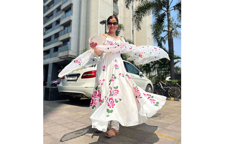 ফ্লোরাল আনারকলি সেটে উজ্জ্বল লুক রুবিনা দিলাইকের। ছবি: সংগৃহীত