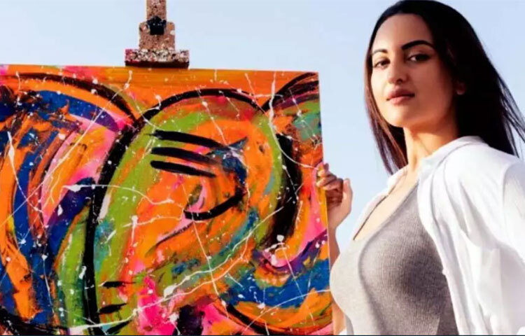 অভিনেত্রী সোনাক্ষী সিনহা অবসরে ছবি আঁকেন। তার আঁকা-আঁকি পেশাদার শিল্পীর মতোই। তিনি ‘হাউস অব ক্রিয়েটিভিটি’ নামে মুম্বাইয়ের একটি সংস্থার প্রতিষ্ঠাতা। তার দুই যমজ ভাই লব ও কুশ সিনহাও সোনাক্ষীর সঙ্গে এই কাজে রয়েছেন। ছবি: সংগৃহীত