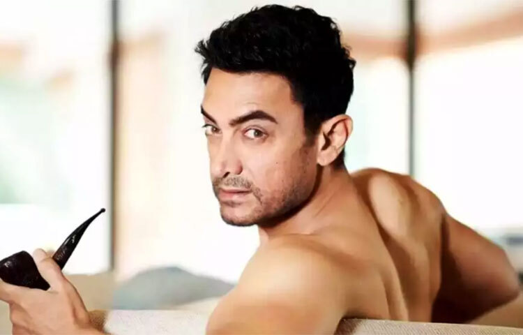 ভারতীয় চলচ্চিত্র জগতের ‘পারফেকশনিস্ট’ হিসেবে সুনাম রয়েছে আমির খানের। তিন দশক ধরে তিনি বলিউডের একের পর এক হিট ছবি উপহার দিয়ে যাচ্ছেন। সম্প্রতি আমির অভিনীত ‘লাল সিং চড্ডা’ মুক্তি পেতে চলেছে। ইন্ডাস্ট্রির ‘পারফেকশনিস্ট’ হলেও উচ্চতার দিক থেকে তিনি ছয় ফুটের গণ্ডি পার হতে পারেননি। তার উচ্চতা পাঁচ ফুট তিন ইঞ্চি। বলিউডের সবচেয়ে কম উচ্চতাসম্পন্ন অভিনেতাদের তালিকায় আমির তৃতীয় স্থানে রয়েছেন। ছবি: সংগৃহীত