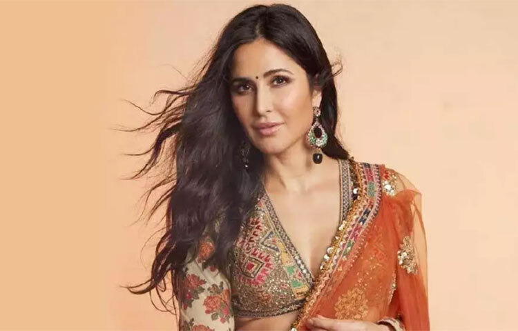 শুধু কার্তিকই নয়, বলিউড সিনেমাজগতে এমন বহু তারকা রয়েছেন যাদের ছবির সাফল্যের পর বহুমূল্যের উপহার দিয়েছেন সেই ছবির প্রযোজক অথবা সহ-অভিনেতা। এই তালিকায় অমিতাবচ্চন থেকে শুরু করে ক্যাটরিনা কইফের মতো নামকরা তারকা রয়েছেন। ছবি: সংগৃহীত