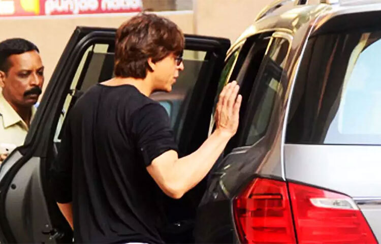 শাহরুখের কাছে মার্সিডিজ বেঞ্জের এস৬০০ গার্ড মডেলটি রয়েছে। জেট ব্ল্যাক রঙের এই গাড়িটি গ্রেনেড হামলা প্রতিরোধে সক্ষম। এই গাড়িটির মূল্য ১০ কোটি রুপি। ছবি: সংগৃহীত